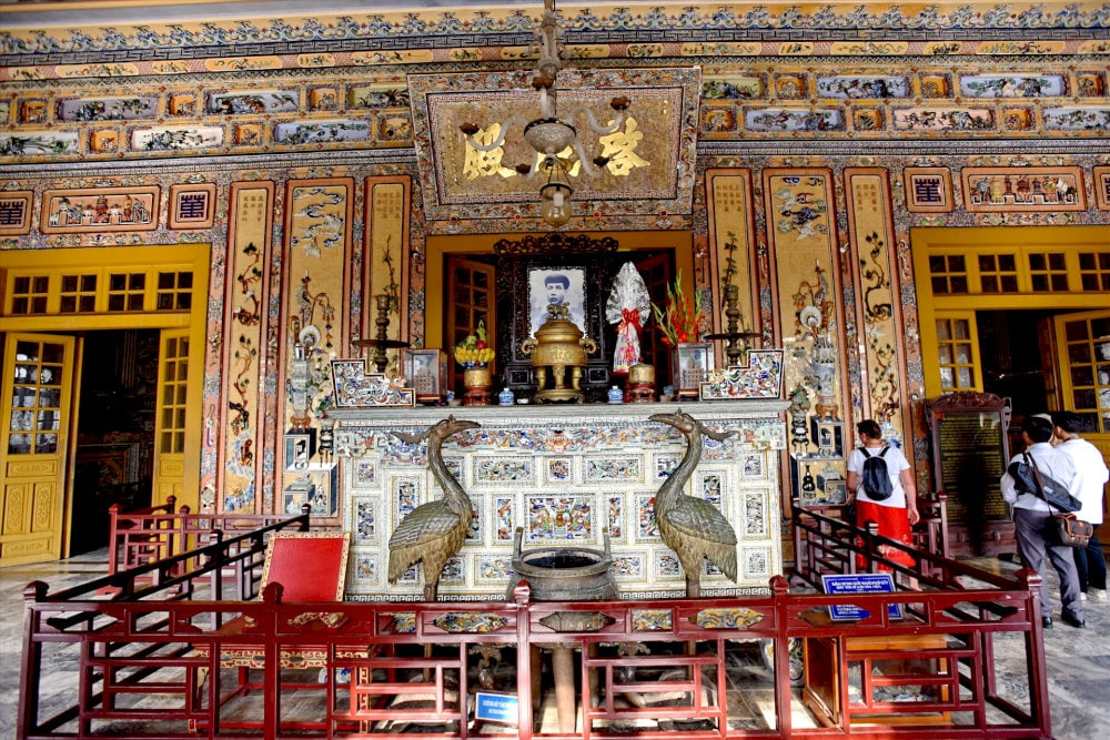 The altar of Emperor Khai Dinh is respectfully positioned at the center of Khai Thanh Hall 